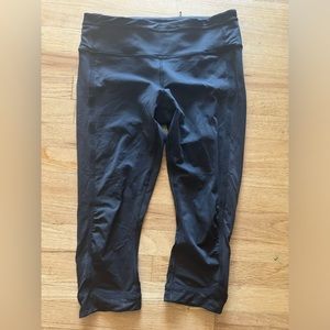 Lululemon athletica Size 8 black with camo accent crops EUC